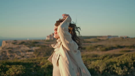 Hermosa-Chica-Girando-La-Luz-Del-Sol-Caminando-Por-El-Acantilado-Del-Océano.-Mujer-Despreocupada-Disfruta-De-La-Vida