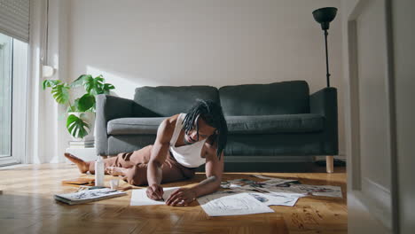 Konzentrierter-Student-Malt-Ein-Bild-Auf-Dem-Sofa-Im-Inneren.-Mann-Genießt-Hobby-Zu-Hause