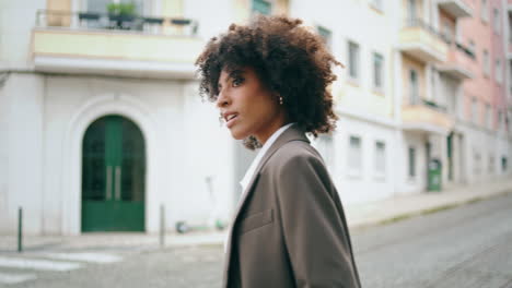 Mujer-De-Negocios-Tomando-Un-Taxi-De-Pie-En-La-Calle-De-La-Ciudad-De-Cerca.-Señora-Posando-Ciudad