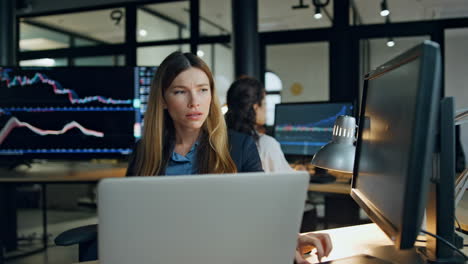 Oficina-De-Trabajo-Del-Comerciante-De-Acciones-Finalizando-La-Llamada-Telefónica.-Mujer-Pensativa-Analiza-Estadísticas