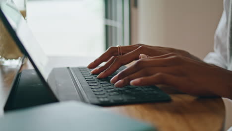 Hände-Einer-Frau,-Die-Am-Tisch-Auf-Einer-Laptop-Tastatur-Tippt,-Nahaufnahme.-Dame-Arbeitet-Am-Computer.