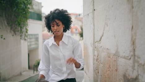 Modelo-Relajado-Caminando-Por-La-Ciudad-Viendo-La-Arquitectura-De-Cerca.-Mujer-Disfrutando-Sola