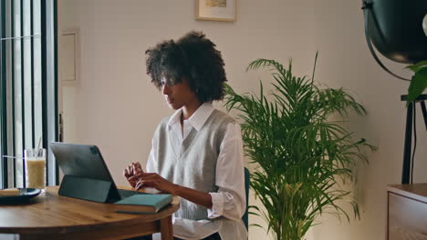 Mujer-Escritora-Escribiendo-Portátil-Sentado-En-Un-Café-De-Cerca.-Niña-Africana-Trabajando-En-La-Computadora