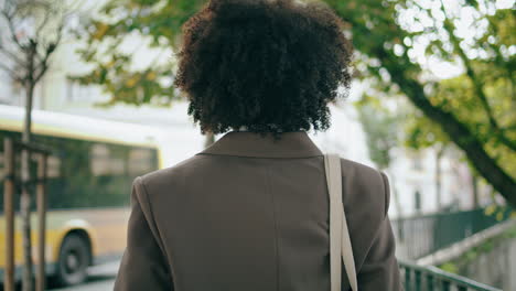 Mädchen-Läuft-Auf-Einer-Stadtstraße-Und-Blickt-Aus-Nächster-Nähe-Zurück.-Afroamerikanische-Frau-Entspannt-Sich.