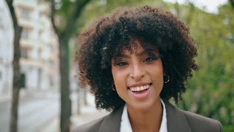 African-woman-walking-city-street-smiling-closeup.-Girl-posing-at-weekend-stroll