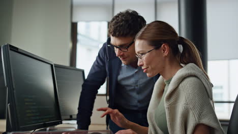 Smiling-it-intern-discussing-software-code-with-supervisor.-Friendly-team-work