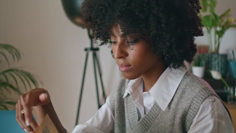 Chica-Relajada-Leyendo-Un-Libro-Sentado-En-La-Mesa-De-Casa-De-Cerca.-Mujer-Con-Literatura