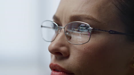 Frau-Mit-Brille,-Die-Code-In-Nahaufnahme-Reflektiert.-Konzentrierter-Entwickler-Operator-Spricht