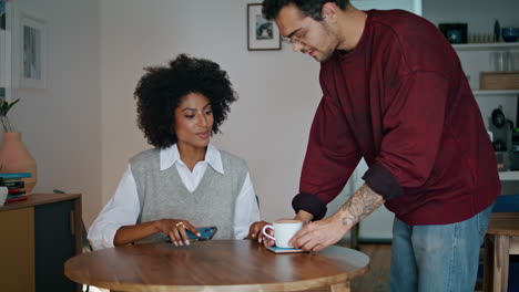 Barista-Bringt-Einer-Afroamerikanischen-Kundin-Eine-Tasse-Kaffee.-Mädchen-Sitzt-Am-Tisch