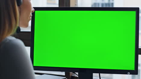 Call-Operator-Mit-Chromakey-Computer-Nahaufnahme.-Firmenmanager-Sieht-Grün-Aus