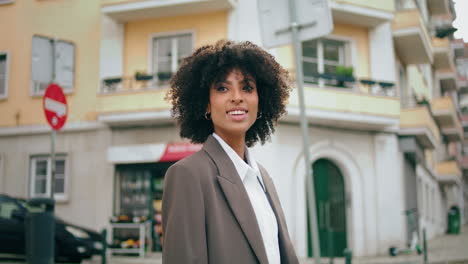 Chica-Mirando-A-Su-Alrededor-Parada-En-El-Primer-Plano-De-La-Calle-De-La-Ciudad.-Mujer-Feliz-Explorando-La-Ciudad