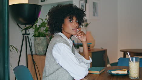 Chica-Esperando-Amigo-Café-De-Cerca.-Mujer-Africana-Tranquila-Sentada-A-La-Mesa-Con-Un-Libro.