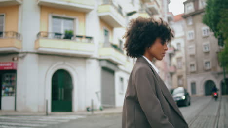 Mujer-De-Negocios-Segura-Cruzando-La-Carretera-De-Cerca.-Mujer-Caminando-Por-El-Cruce-De-Peatones-De-La-Ciudad.