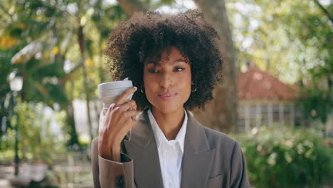 Mujer-Bebiendo-Café-Para-Llevar-En-El-Parque-De-La-Ciudad-De-Cerca.-Señora-Disfrutando-De-Una-Bebida.