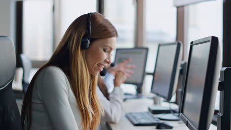 Agente-De-Servicio-Al-Cliente-Que-Ayuda-Con-La-Solución-De-Guardia.-Idea-De-Look-De-Mujer-Inspirada