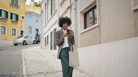 Chica-Usando-Selfie-De-Teléfono-Inteligente-Parada-En-La-Calle.-Mujer-Joven-Tomando-Fotos.