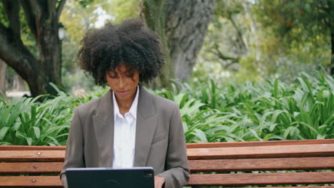 Mujer-Trabajando-Con-Computadora-Portátil-Sentada-En-Un-Banco-De-Cerca.-Chica-Haciendo-Trabajo-Remoto-Al-Aire-Libre.