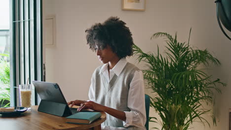 Niña-Africana-Que-Trabaja-Remotamente-En-La-Oficina-Del-Hogar-De-Cerca.-Mujer-Chateando-En-Línea.