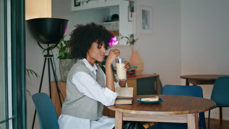 Mujer-Solitaria-Bebiendo-Cócteles-Sola-Sentada-En-Un-Acogedor-Restaurante.-Señora-Descansando