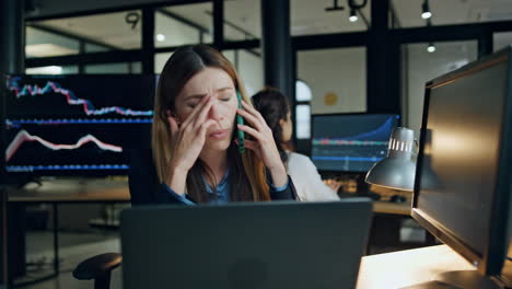 Una-Mujer-De-Negocios-Estresada-Argumenta-Una-Llamada-A-Una-Corporación-Financiera.-Comerciante-Nervioso-Hablando