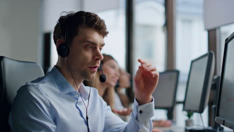 Nervöser-Mann-Spricht-Mit-Headset-Im-Callcenter,-Gestresster-Support-Mitarbeiter-Arbeitet-An-Der-Hotline