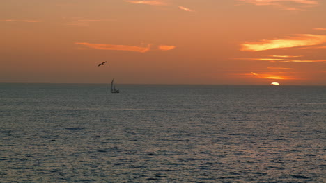 Hermoso-Amanecer-Dorado-En-El-Mar-En-Verano.-Barco-Solitario-Navegando-En-Calma-En-El-Océano-Al-Atardecer.