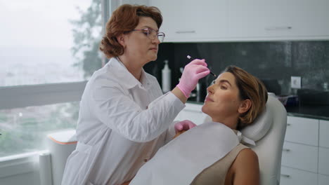 Médico-Cosmetólogo-Dibujando-Cara-Mujer-Preparándose-Para-La-Cirugía.-Cuidado-De-Rejuvenecimiento.