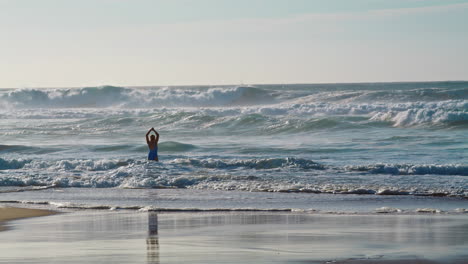 Riesige-Meereswellen-Rollen-In-Richtung-Strand.-Personensilhouette-Durch-Stürmisches-Wasser