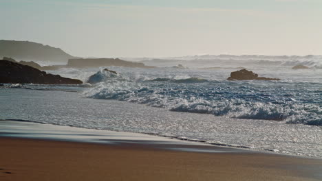 Schäumende-Wellen-Umspülen-An-Einem-Sonnigen-Tag-Die-Sandküste.-Stürmischer-Blick-Auf-Die-Meereslandschaft