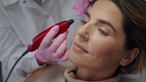 Innovative-procedure-removing-wrinkles-woman-in-cosmetology-clinic-close-up.