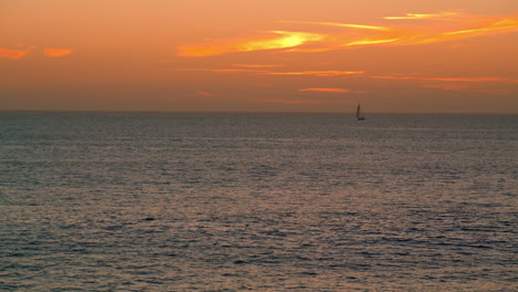 Wunderschöner-Meereshorizont-Im-Morgengrauen-In-Pastellfarben.-Romantischer-Yachtsegelmorgen