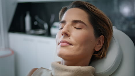 Mujer-Atractiva-Tumbada-En-Silla-De-Cosmetología-Lista-Para-Procedimientos-De-Belleza-De-Cerca.