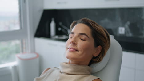 Mujer-Preparando-Un-Procedimiento-Cosmetológico-Tumbada-En-Una-Silla-De-La-Clínica-De-Belleza-De-Cerca.