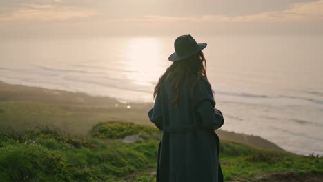 Modefrau-Posiert-Bei-Sonnenuntergang-Und-Trägt-Einen-Stylischen-Hut.-Model-Steht-Auf-Einem-Hügel-Nahe-Dem-Meer.