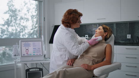 Cosmetology-ultrasound-facelift-procedure-in-clinic-close-up.-Face-treatment.