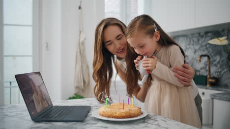 Cumpleañera-Soplando-Velas-Primer-Plano-De-La-Cocina.-Familia-Celebrando-Chat-Virtual