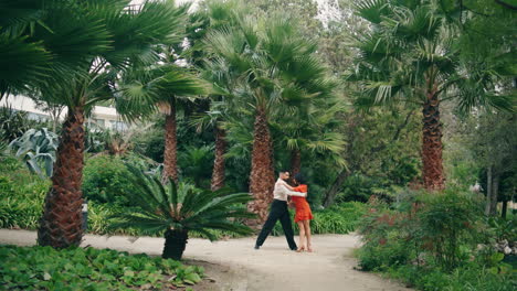 Bailarines-Callejeros-Bailando-Estilo-Latino-En-Un-Parque-Tropical.-Los-Artistas-Disfrutan-De-La-Danza.