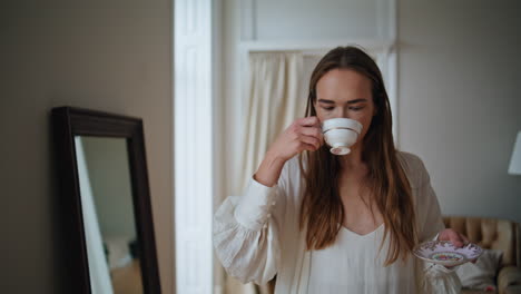 Modelo-Romántico-Bebiendo-Capuchino-Primer-Plano-De-La-Mañana.-Chica-Relajada-Mirando-La-Ventana