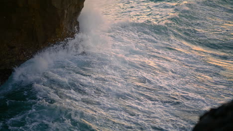 Das-Meer-Plätschert-Morgens-In-Der-Natur-An-Den-Klippen,-Nahaufnahme.-Wellen-Brechen-Gegen-Vulkangestein