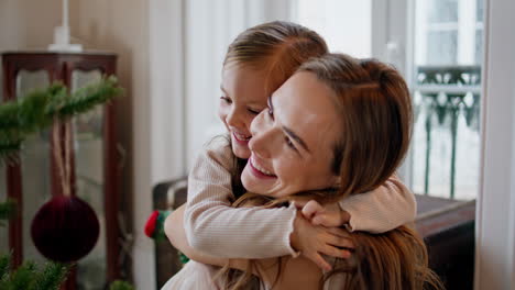 Zärtliche-Umarmung-Von-Mutter-Und-Tochter-Am-Neujahrsbaum,-Porträt.-Süße-Familie-Umarmt-Sich