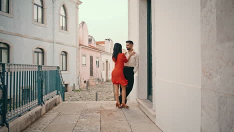 Bailarina-Acercándose-Al-Hombre-Comenzando-A-Bailar-Estilo-Latinoamericano-En-La-Calle.