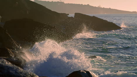 Abundante-Océano-Aplastando-La-Naturaleza-Del-Peñasco-En-El-Primer-Plano-Del-Verano.-Olas-Salvajes-Rompiendo-Piedra