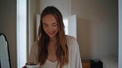 Señora-Sonriente-Caminando-Por-La-Mañana-Interior-De-Cerca.-Chica-Relajada-Sosteniendo-Una-Taza-De-Café