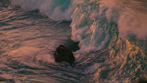 Mar-Oscuro-Haciendo-Espuma-En-El-Primer-Plano-De-La-Naturaleza-Por-La-Noche.-Olas-Del-Atardecer-Rompiendo-En-La-Costa