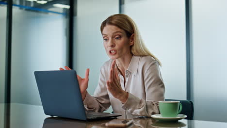 Emotionale-Frau,-Die-Videoanrufe-Per-Laptop-Im-Büro-Macht,-Nahaufnahme.-Wütende-Geschäftsfrau-Im-Gespräch