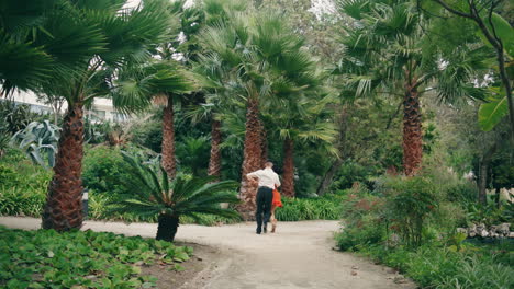 Enérgicos-Bailarines-Profesionales-Actuando-Al-Estilo-Latino-En-Un-Jardín-Tropical.