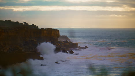 Hermosas-Olas-Del-Océano-Rompiendo-Acantilados-Por-La-Mañana.-Sereno-Paisaje-Marino-En-El-Cielo-Nublado.