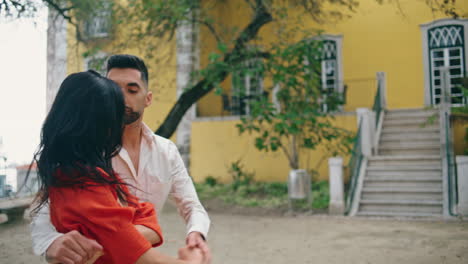 Una-Pareja-Enérgica-Disfruta-Del-Baile-Latino-En-El-Primer-Plano-De-Las-Calles-De-La-Ciudad.-Artistas-Bailando-Parque