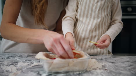 Frau-Und-Kind-Legen-Apfel-In-Backform,-Nahaufnahme.-Familie-Bereitet-Kuchen-Zu