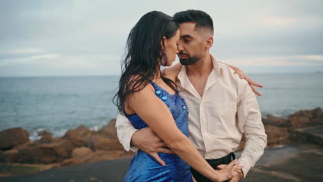 Bailarines-Latinos-Apasionados-Disfrutan-De-Una-Actuación-Candente-En-Un-Muelle-Nublado.-Pareja-De-Baile